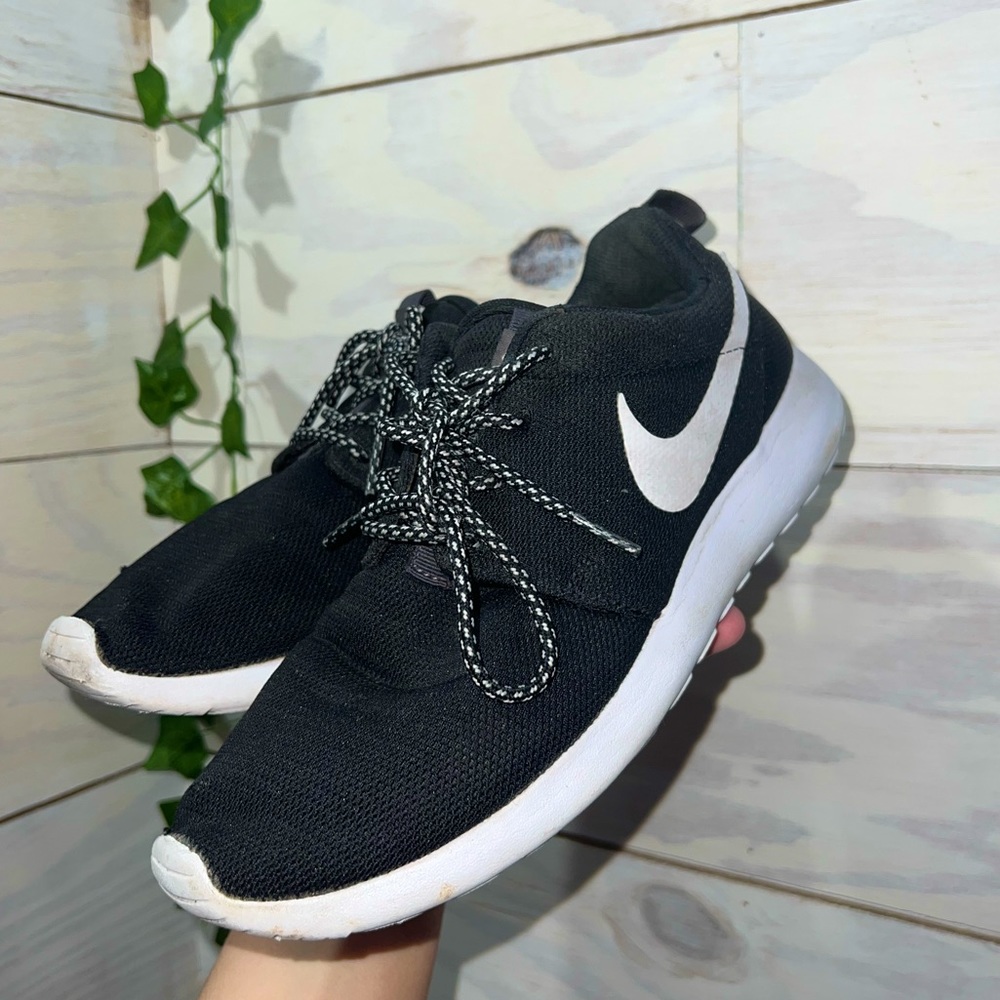 Nike Tennis Shoes